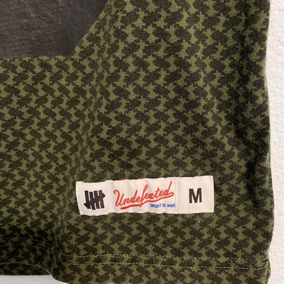 Undefeated Brand UNDFTD 05 Graphic Shirt Mens Size Medium  Short Sleeve Olive - Picture 4 of 10